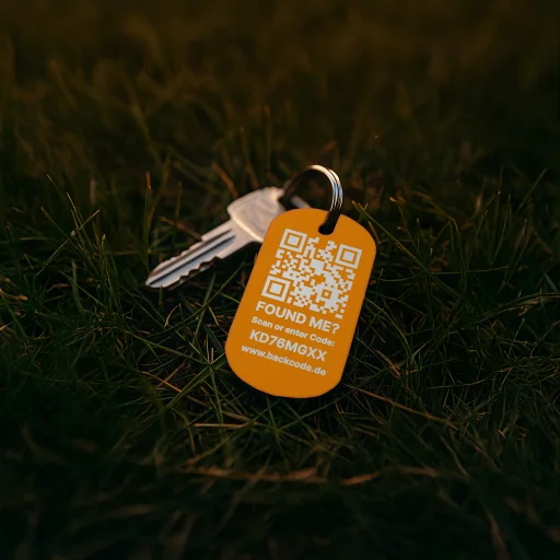 BackCode Dogtag – Orange eloxiert | Auffälliger Schlüsselanhänger mit QR-Code