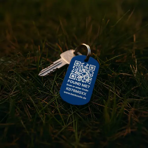 BackCode Dogtag – Blau eloxiert | Stilvoller Schlüsselanhänger mit QR-Code