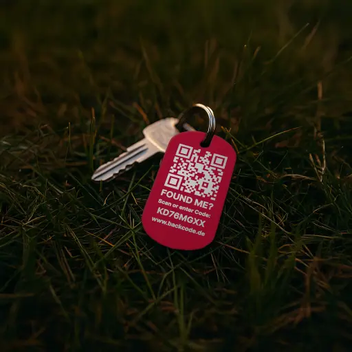 BackCode Dogtag – Rot eloxiert | Signalstarker Schlüsselanhänger mit QR-Code